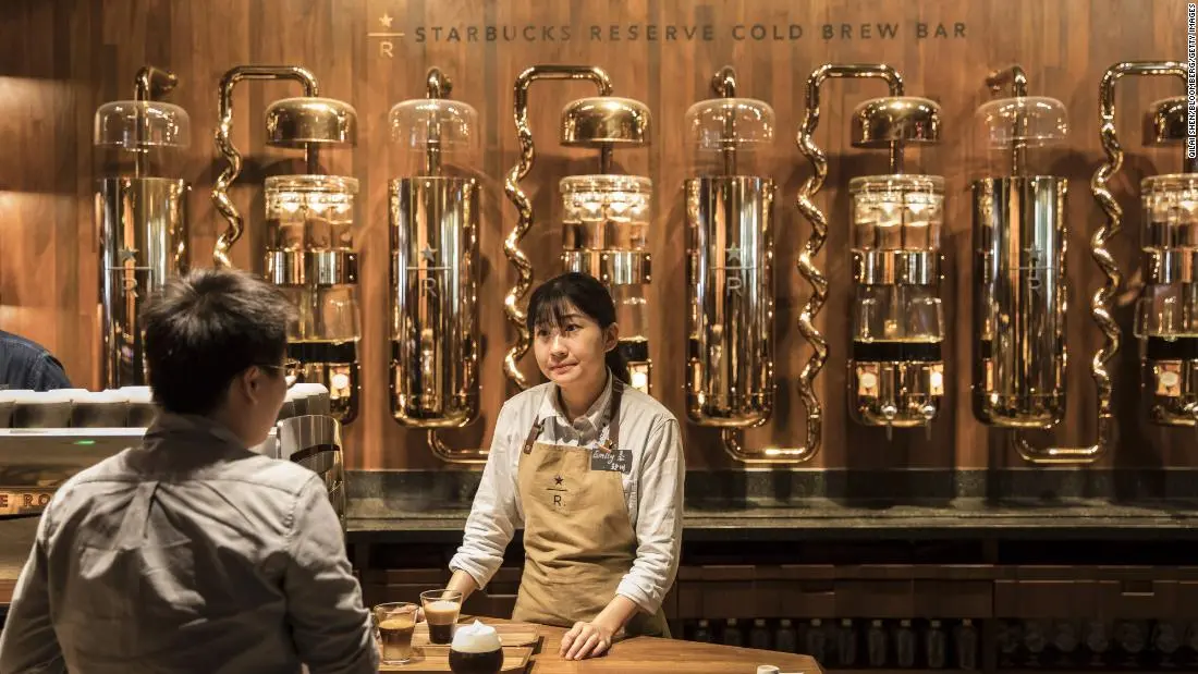 Nhân viên pha chế phục vụ khách tại quầy cold brew