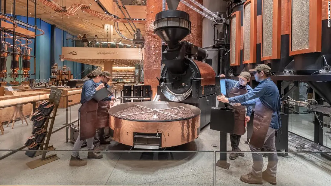 Nhân viên vận hành nồi rang cà phê bằng đồng tại Roastery Tokyo