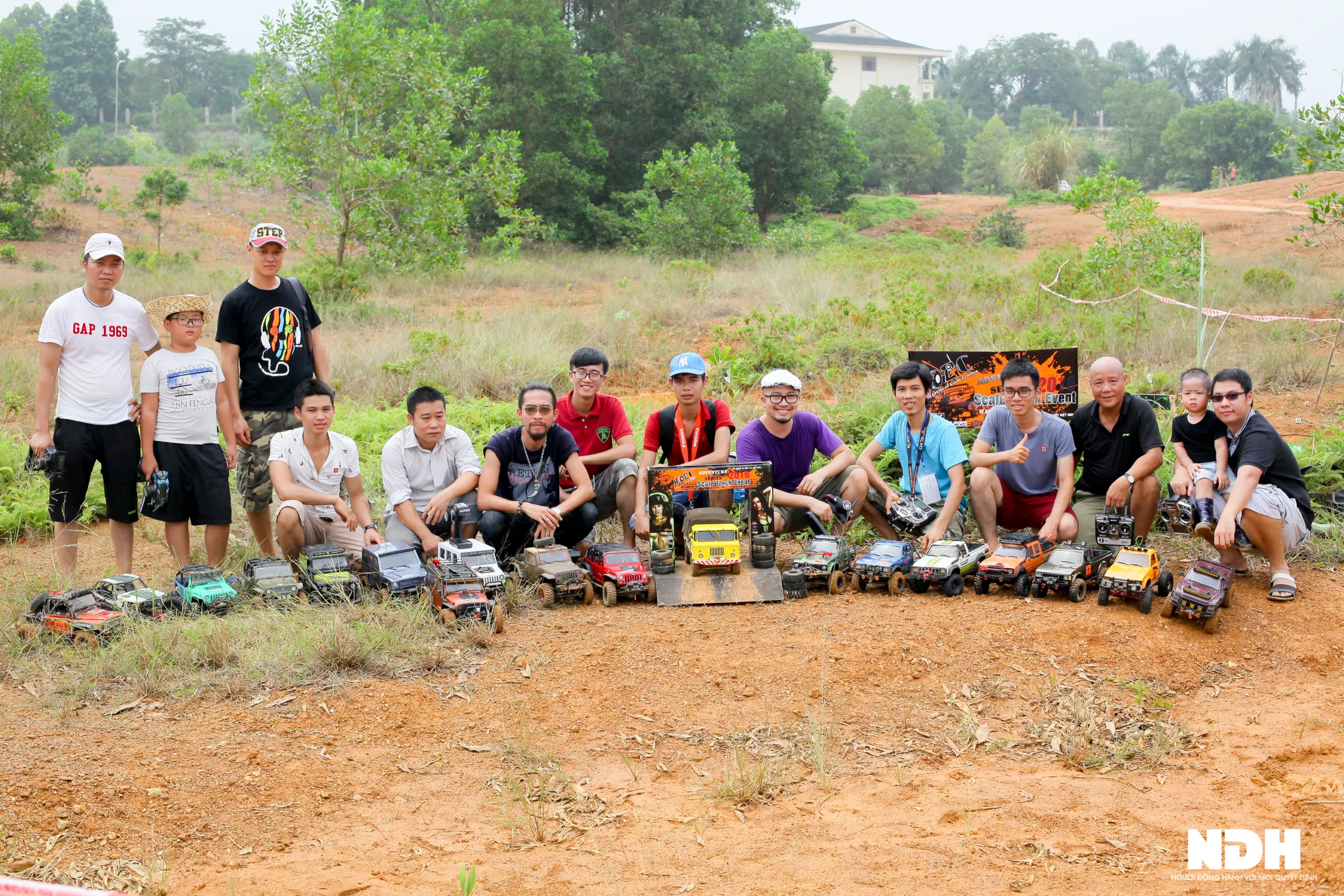 Nhóm người chụp ảnh cùng dàn xe mô hình ngoài trời