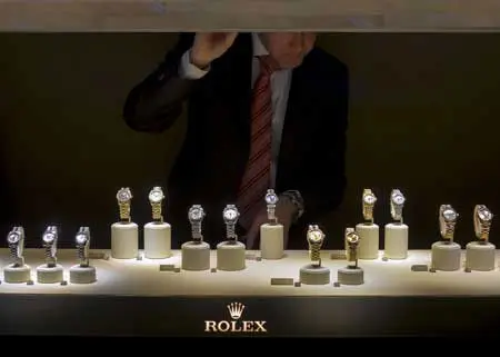 Những chiếc đồng hồ Rolex xếp hàng trong tủ kính sáng đèn