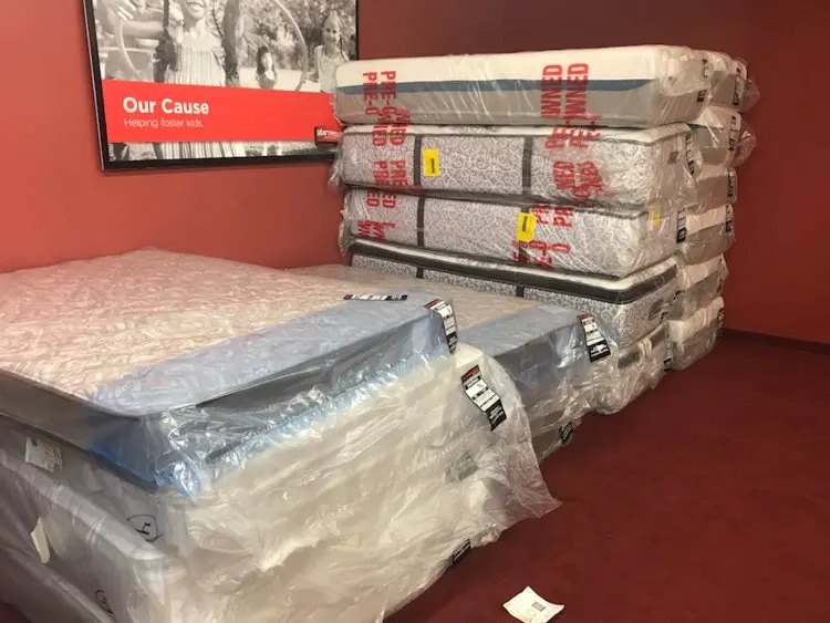Những tấm nệm bọc nilon chất chồng trong cửa hàng Mattress Firm
