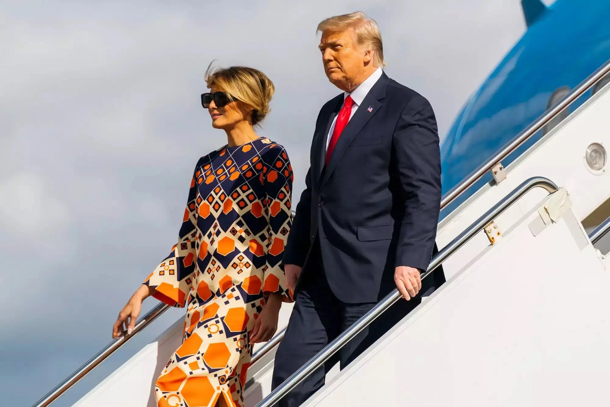 Ông bà Donald Trump bước xuống cầu thang máy bay