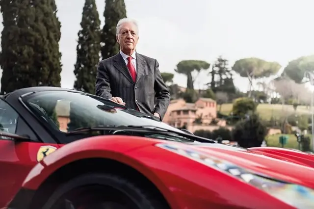 Ông Piero Ferrari đứng sau chiếc siêu xe Ferrari màu đỏ