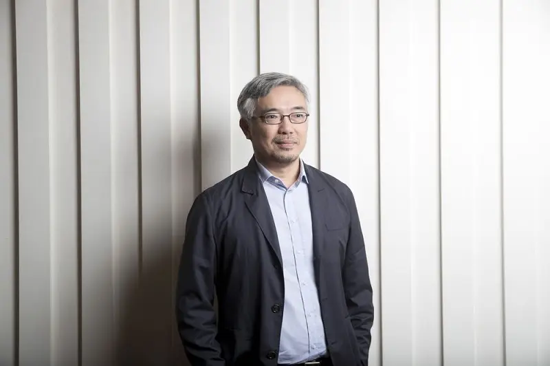 Ông Tos Chirathivat, CEO Central Group, đứng trước bức tường trắng