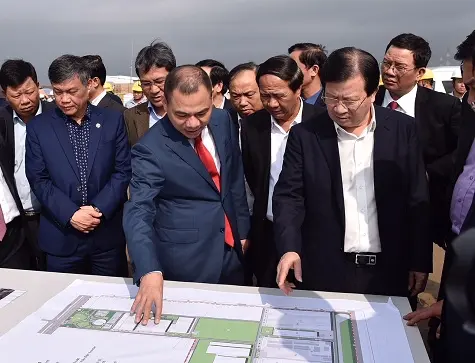 Phó Thủ tướng Trịnh Đình Dũng cùng đoàn xem sa bàn tổ hợp ô tô Vinfast