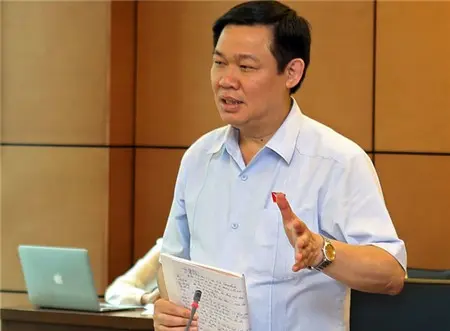 Phó thủ tướng Vương Đình Huệ cầm tài liệu phát biểu tại phiên thảo luận tổ