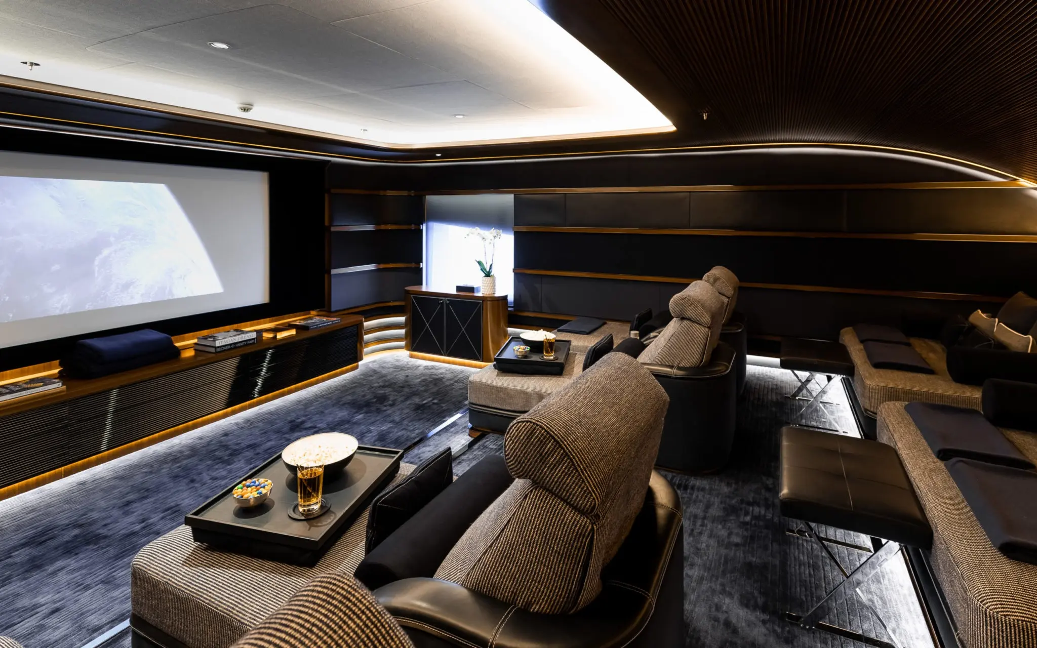 Phòng chiếu phim trên du thuyền với ghế sofa và màn hình lớn
