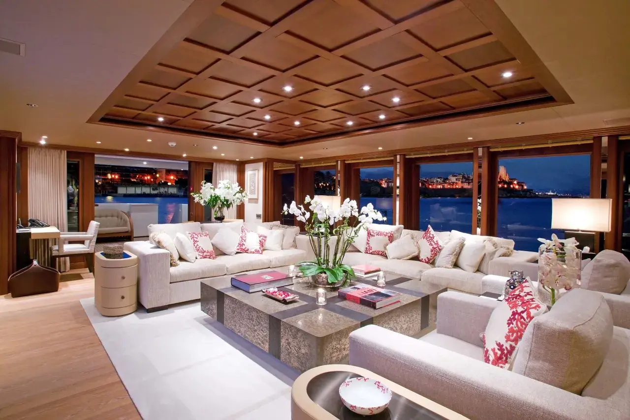 Phòng khách du thuyền với sofa kem và trần gỗ
