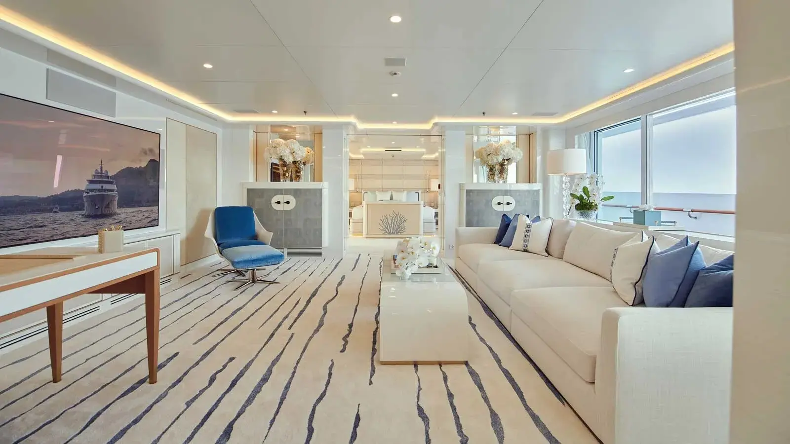 Phòng khách du thuyền với sofa trắng và thảm sọc