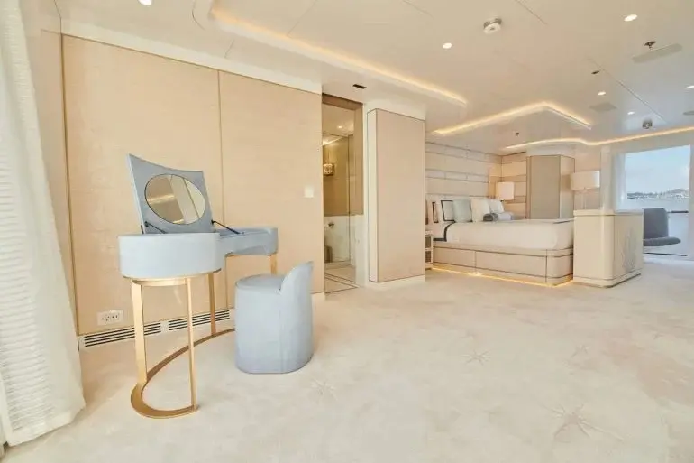 Phòng ngủ chủ sở hữu tông màu kem với bàn trang điểm