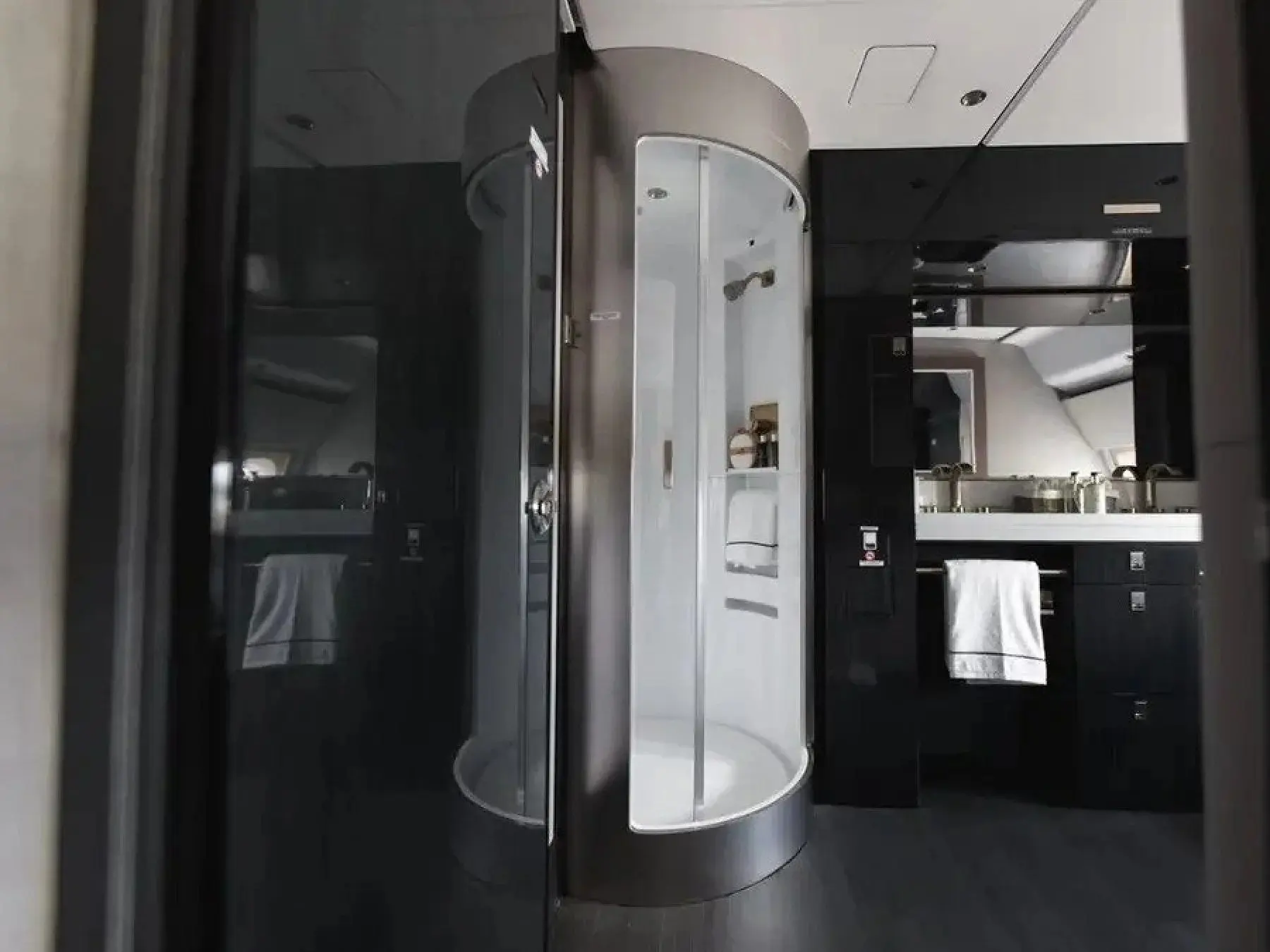 Phòng tắm VIP có buồng tắm đứng trên máy bay