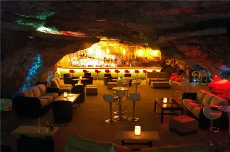 Quầy bar và ghế sofa trong hang động sáng đèn