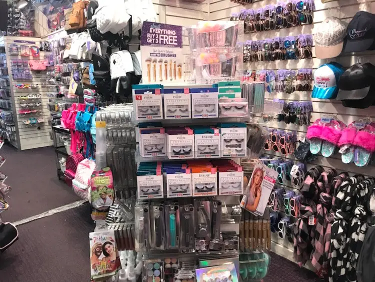 Quầy phụ kiện, trang sức chất kín kệ trong cửa hàng Claire's