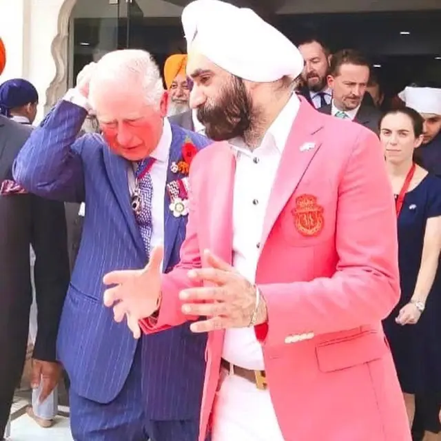 Reuben Singh mặc áo hồng trò chuyện cùng thái tử Charles