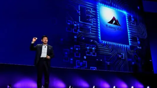 Richard Yu giới thiệu chip 5G Balong trên sân khấu ánh xanh