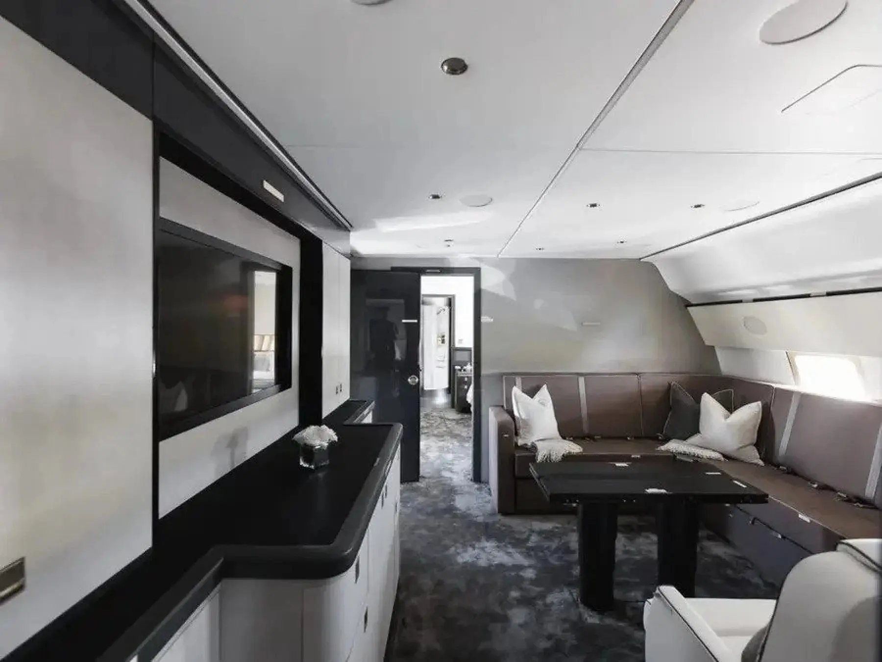 Sảnh khách trong máy bay với sofa và màn hình