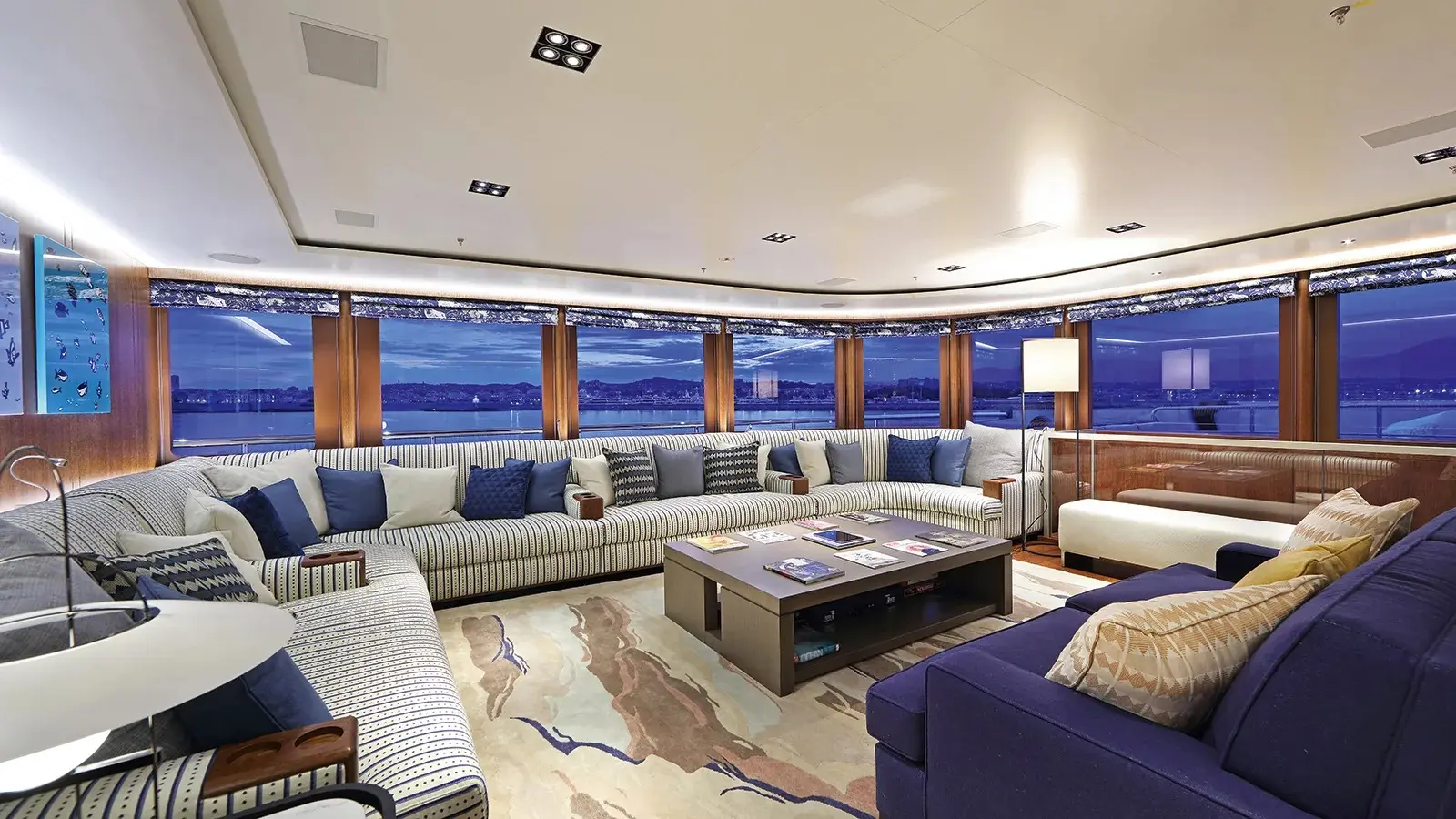 Sảnh khách với dãy sofa và cửa kính nhìn ra biển