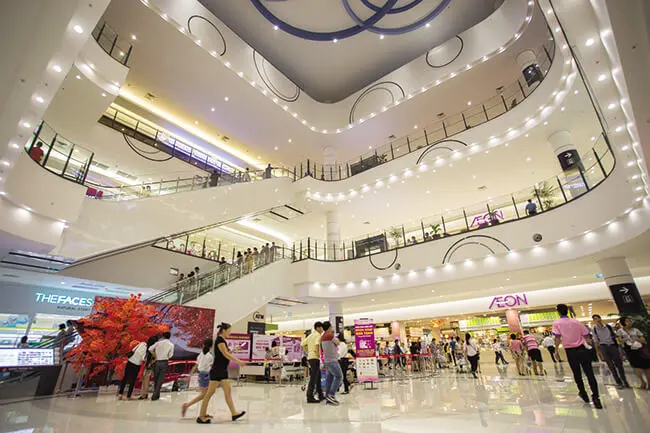 Sảnh trung tâm thương mại AEON nhiều tầng, đông người mua sắm