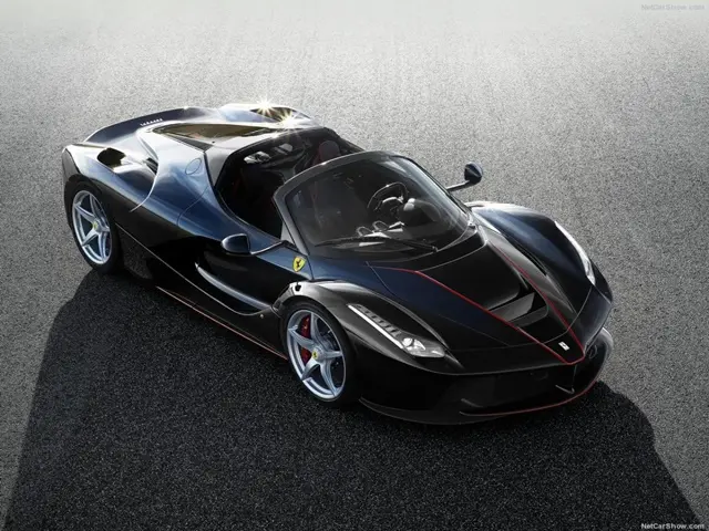 Siêu xe Ferrari Aperta mui trần màu đen