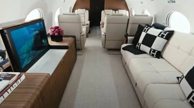 Sofa và màn hình trong khoang thư giãn của máy bay