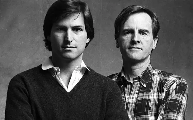 Steve Jobs (bên trái) và John Sculley (bên phải)