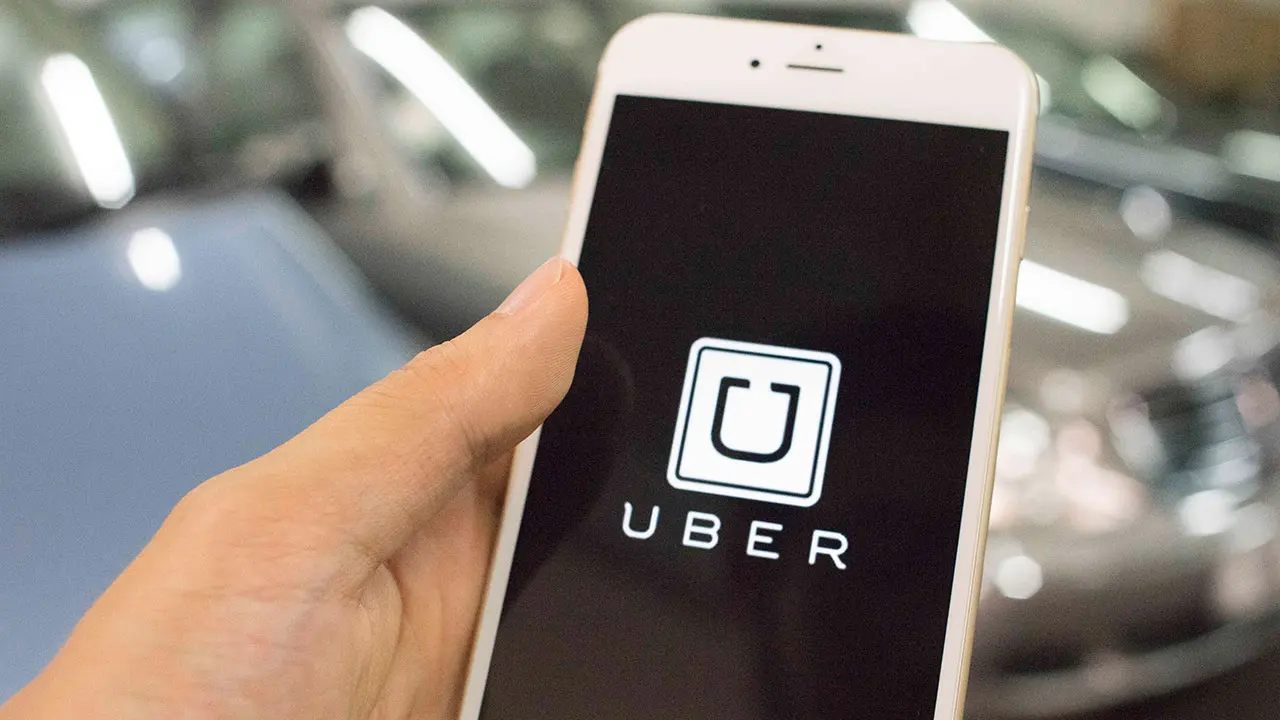 Tay cầm điện thoại hiển thị logo Uber