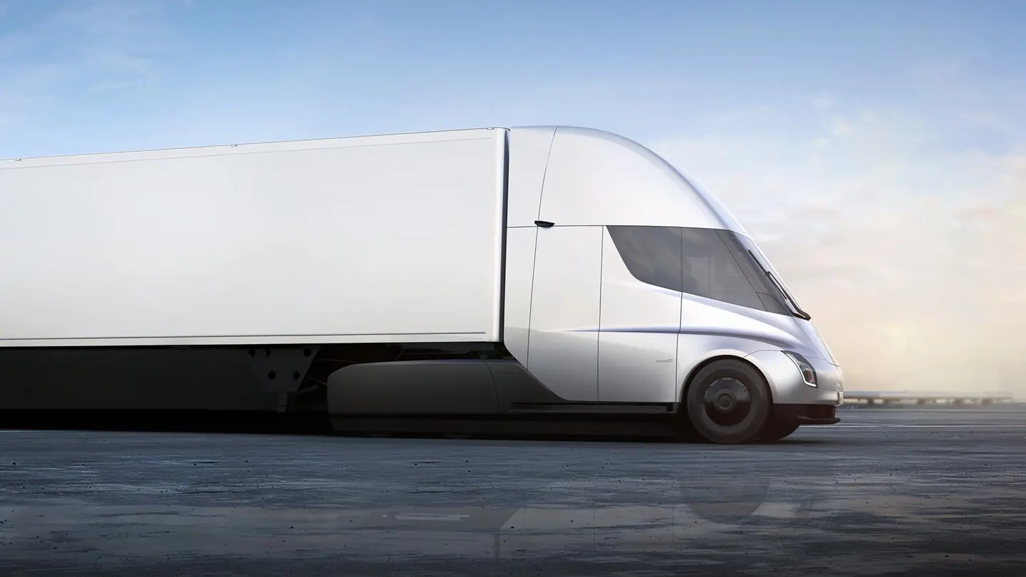 Xe đầu kéo điện Tesla Semi kéo rơ moóc trắng, nhìn từ bên hông