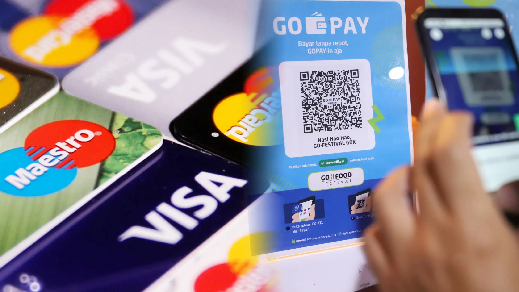 Thẻ Visa, Maestro bên cạnh bảng mã QR thanh toán Go-Pay