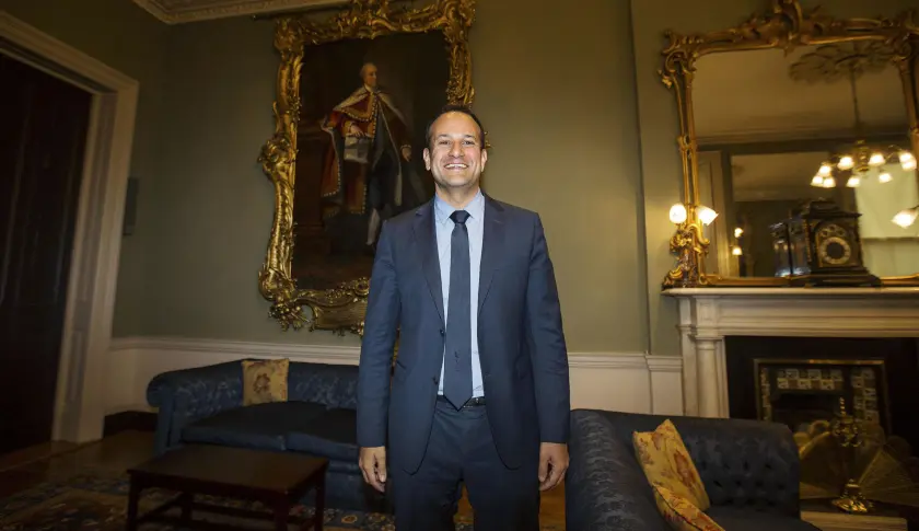Thủ tướng Ireland Leo Varadkar đứng trong căn phòng cổ điển
