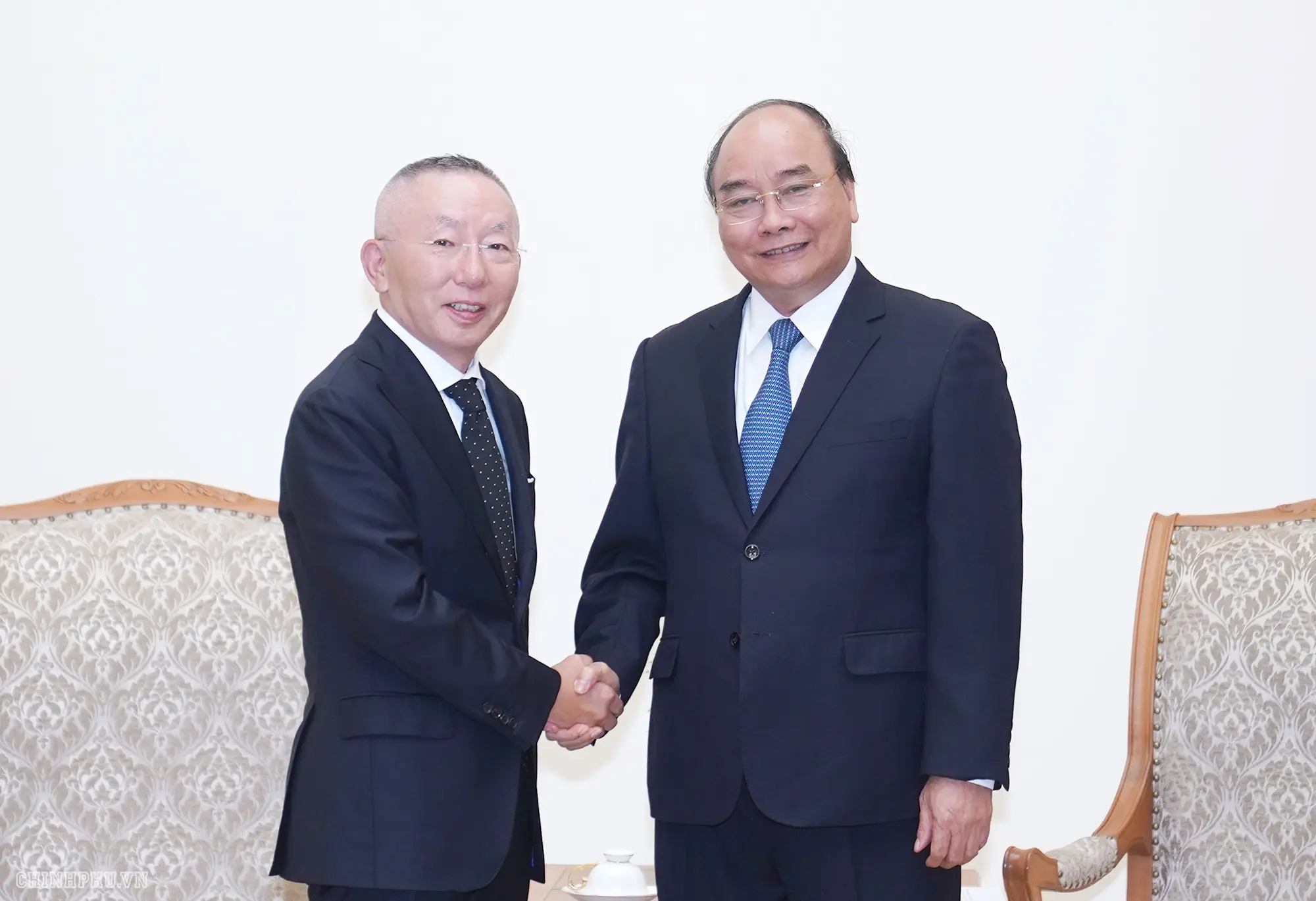 Thủ tướng Nguyễn Xuân Phúc bắt tay ông Yanai Tadashi, Chủ tịch Fast Retailing