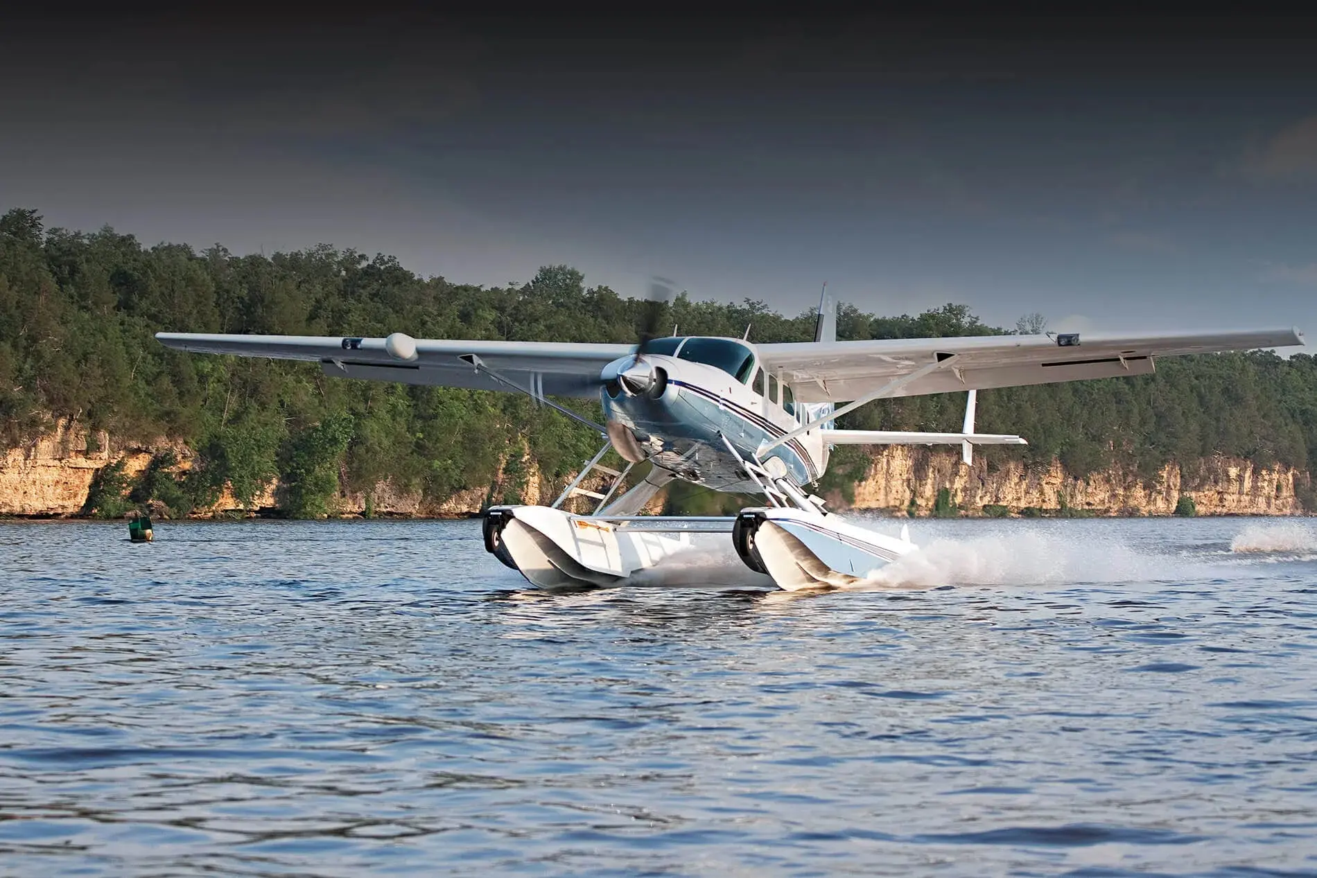 Thủy phi cơ Cessna 208 Caravan lướt trên mặt nước