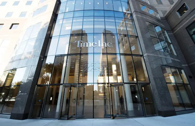 Tòa nhà kính trụ sở Time Inc nhìn từ dưới lên