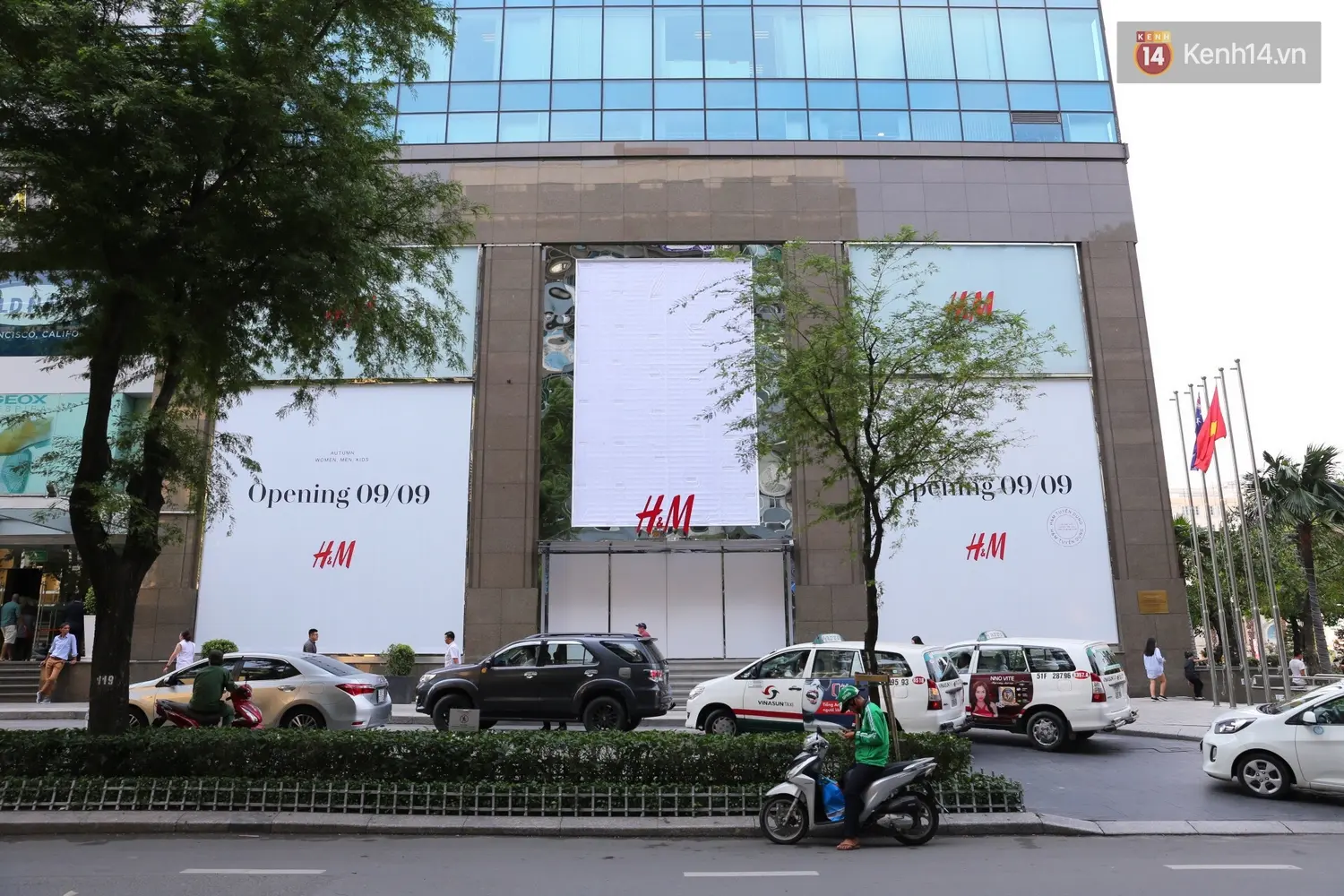 Tòa nhà treo pano H&M Opening 09.09 bên đường phố