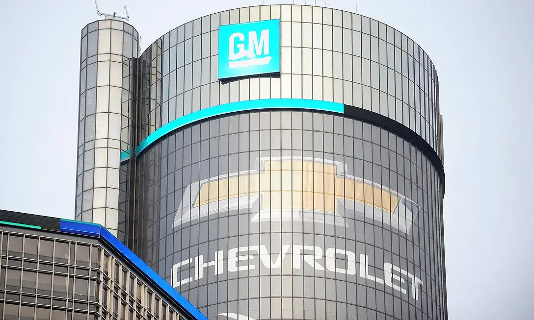Tòa tháp tròn mang logo GM và Chevrolet
