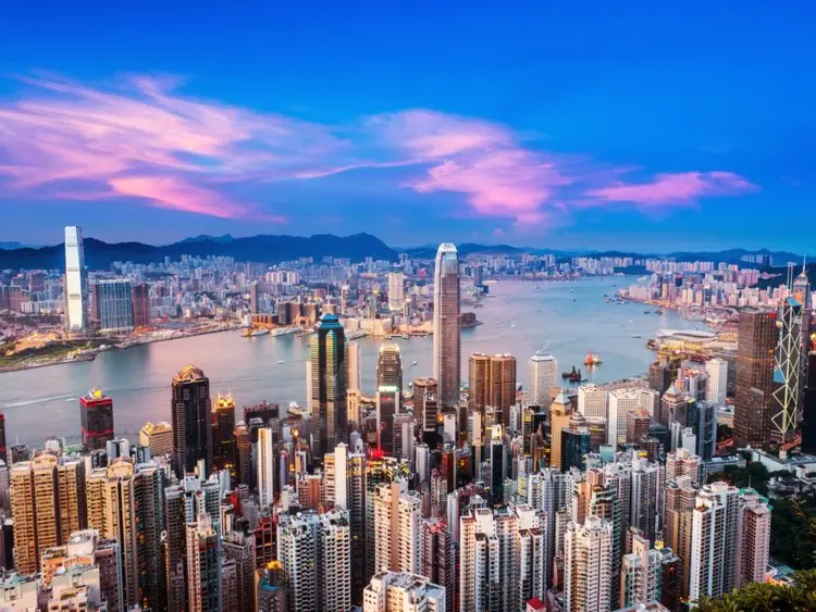 Toàn cảnh nhà cao tầng và cảng Victoria ở Hong Kong