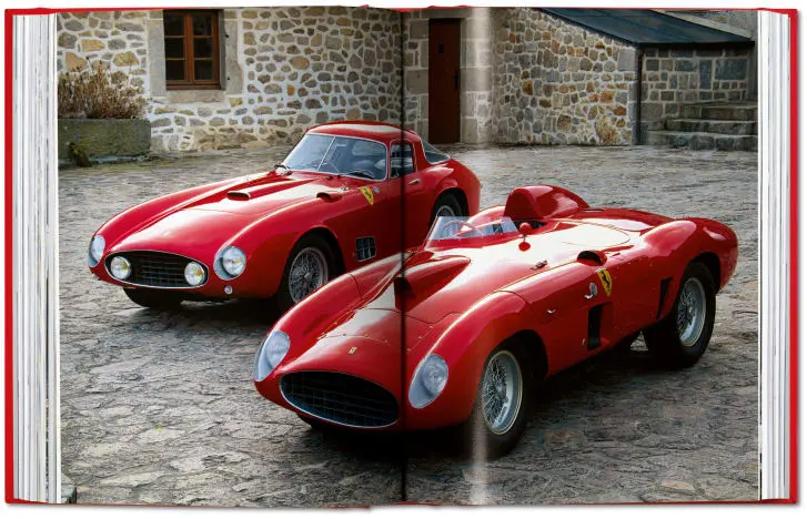 Trang sách in hai xe Ferrari đỏ cổ điển trước ngôi nhà đá