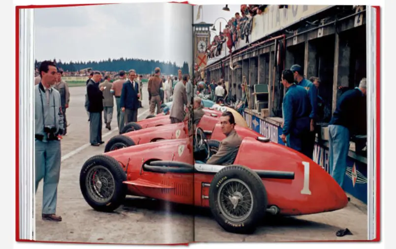 Trang sách in xe đua Ferrari số 1 ở khu vực pit