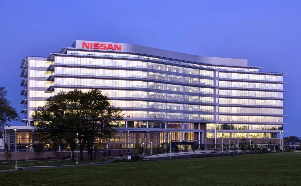 Trụ sở Nissan sáng đèn lúc chạng vạng