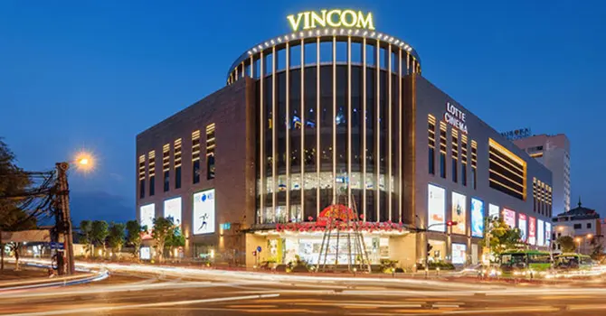 Trung tâm thương mại Vincom sáng đèn bên ngã tư lúc chạng vạng
