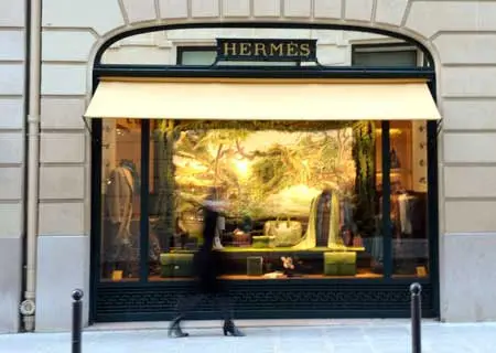 Tủ kính cửa hàng Hermès dưới mái hiên vàng nhạt