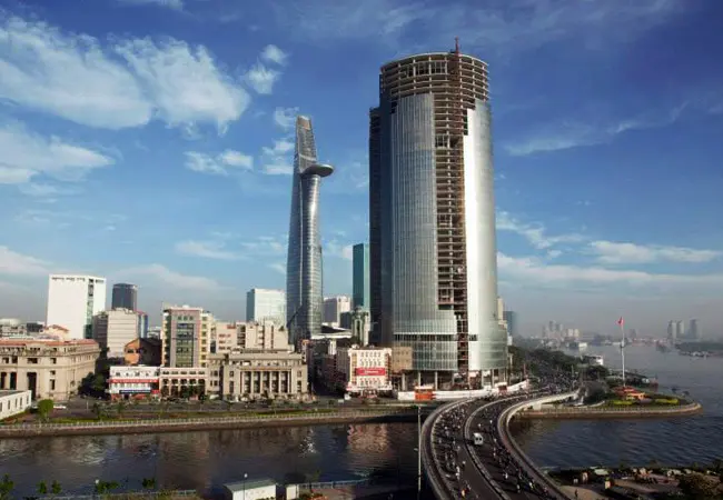 Tuyến metro trên cao chạy dọc sông, hai bên là nhà cao tầng