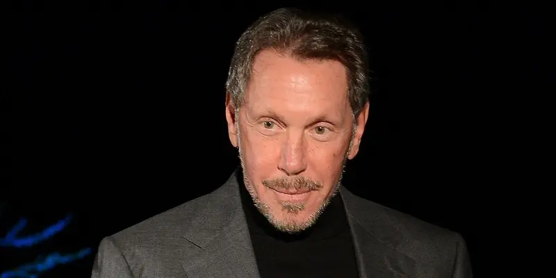 Tỷ phú Larry Ellison mặc áo đen trên nền tối