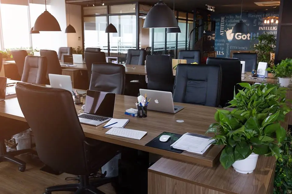 Văn phòng làm việc với bàn gỗ dài và ghế đen