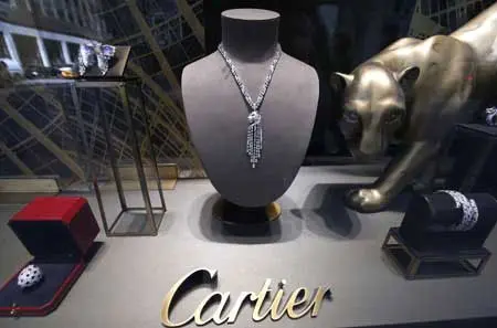 Vòng cổ kim cương và tượng báo trong tủ trưng bày Cartier