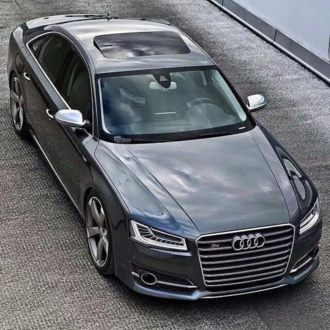 Xe Audi A8 màu xám nhìn từ trên cao