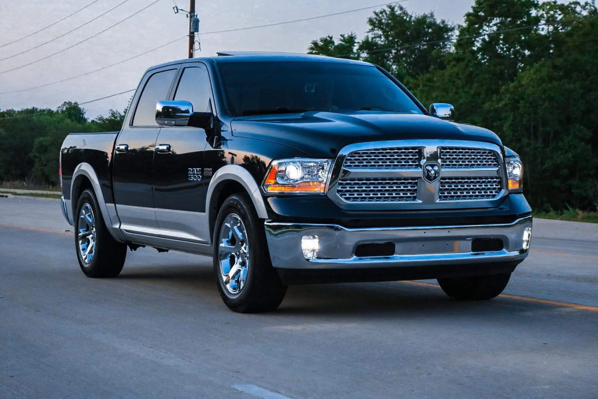 Xe bán tải Dodge Ram màu đen trên đường