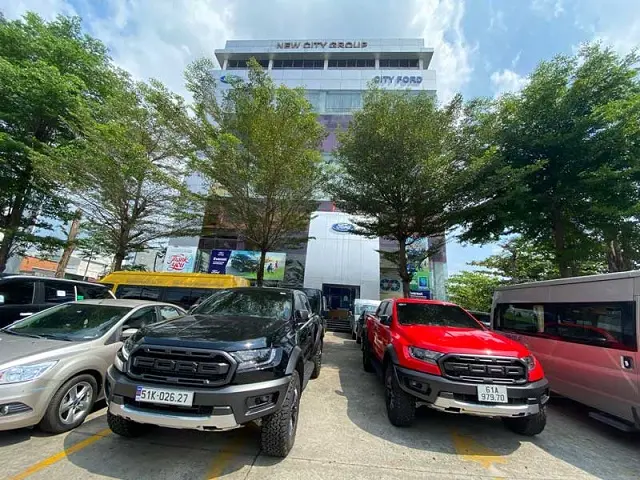 Xe bán tải Ford Ranger Raptor đỗ trước tòa nhà City Ford
