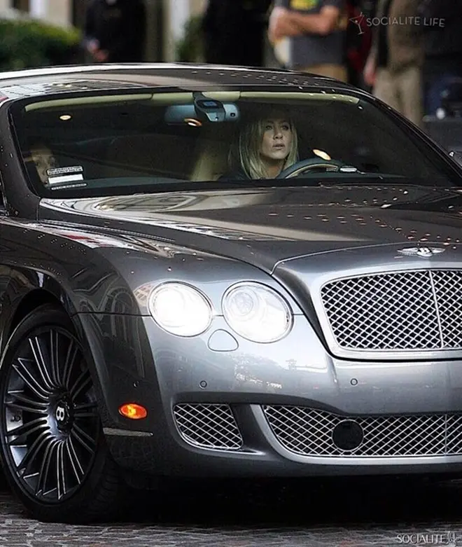 Xe Bentley Continental GT màu xám có người lái