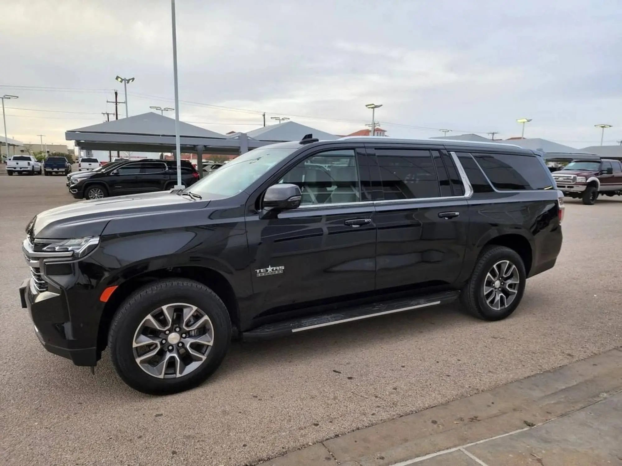 Xe Chevrolet Suburban màu đen đỗ trên bãi
