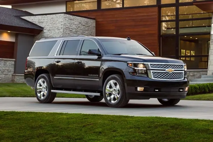 Xe Chevrolet Suburban màu đen đỗ trước nhà